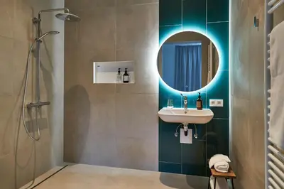 a bathroom with a sink and a mirror at Kamerrijk in Pepingen