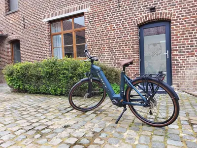 a bike parked in front of a brick building at Kamerrijk in Pepingen