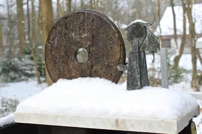 a statue of a cat in the snow at Linden-Jachthoorn in Lubbeek