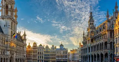 a view of a large building with a cloudy sky at Un sommeil paisible in Brussels