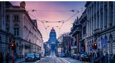 a view of the empire state building from a city street at Un sommeil paisible in Brussels