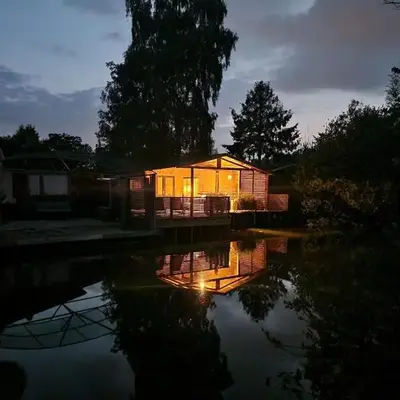 Rustig gelegen chalet Solvo met terras aan het water