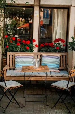 a wooden bench with a table and two chairs at Unieke woning in het historisch stadscentrum in Antwerp