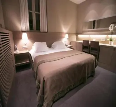 a hotel room with a large bed and a kitchen at Gravenhof in Beersel