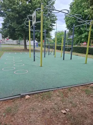 an empty playground in a park with yellow poles at De Volkswasserij, woning met tuin in Leuven