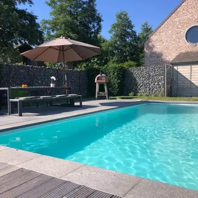 landelijke villa met zwembad en gezellige openhaard