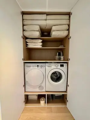 a laundry room with a washing machine and towels at Sunny apartment @theater area in Antwerp
