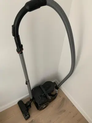 a vacuum cleaner sitting on the floor next to a wall at #2800ourhome 202 in Mechelen
