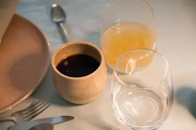 a table with two glasses and a glass of orange juice at B&B Kraneveld in Haacht
