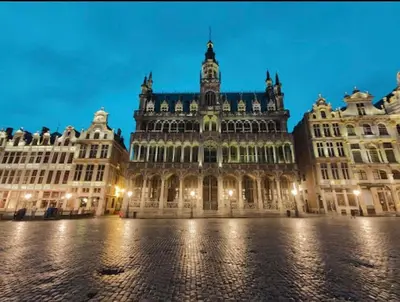 a large building in a city at night at Appartement à Bruxelles Midi - Grand place Bruxelles in Brussels