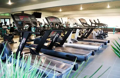 a row of tread machines in a gym at Imagine Tiny House 325 op Camping GT te Balen in Balen