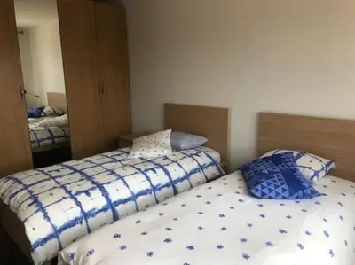 two beds sitting next to each other in a bedroom at Fokus Time out in Dessel