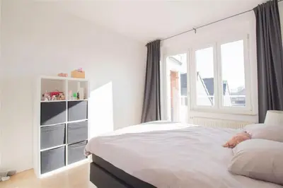 a bedroom with a large bed and a window at Plein centre de Waterloo! 2 in Waterloo