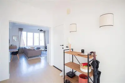 a living room with a table and a couch at Plein centre de Waterloo! 2 in Waterloo