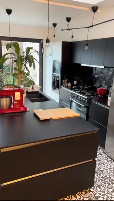 a kitchen with a black counter with a red appliance on it at Appartement 3 chambres Centre Vilvoorde Bruxelles BrusselsAirport Expo NATO Anvers Wifi Free Parking in Vilvoorde