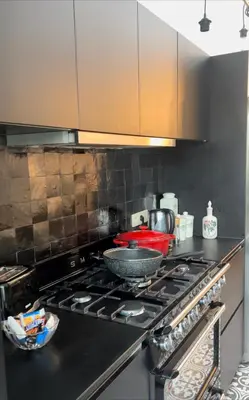 a kitchen with a stove with a pan on it at Appartement 3 chambres Centre Vilvoorde Bruxelles BrusselsAirport Expo NATO Anvers Wifi Free Parking in Vilvoorde
