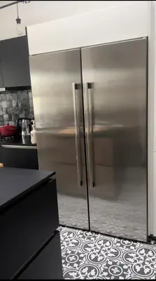a stainless steel refrigerator in a kitchen at Appartement 3 chambres Centre Vilvoorde Bruxelles BrusselsAirport Expo NATO Anvers Wifi Free Parking in Vilvoorde