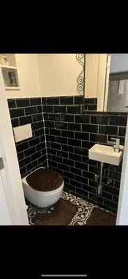 a bathroom with a toilet and a sink at Appartement 3 chambres Centre Vilvoorde Bruxelles BrusselsAirport Expo NATO Anvers Wifi Free Parking in Vilvoorde