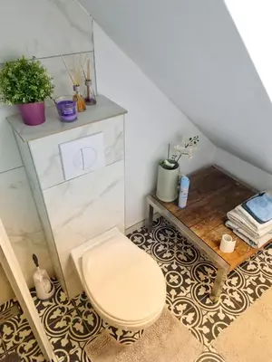 a bathroom with a toilet sitting on a floor at Appartement 3 chambres Centre Vilvoorde Bruxelles BrusselsAirport Expo NATO Anvers Wifi Free Parking in Vilvoorde