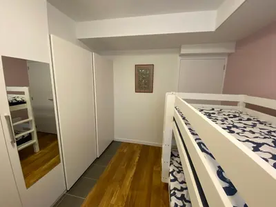 a small bedroom with a bed and a mirror at Bella Vie, rust en ontspanning in Haacht