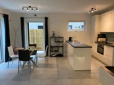 a kitchen and dining room with a table and chairs at Bella Vie, rust en ontspanning in Haacht
