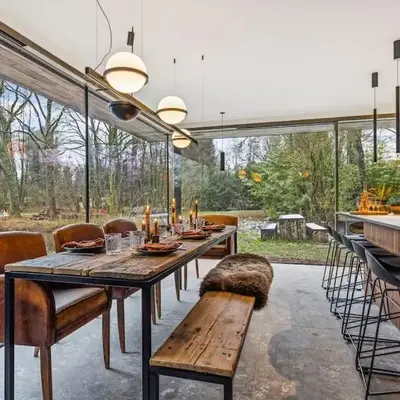 Stylish lakehouse in idyllic