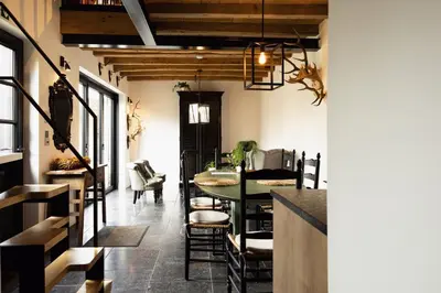 a dining room with a table and chairs at Het Ovenhuisje in Denderwindeke