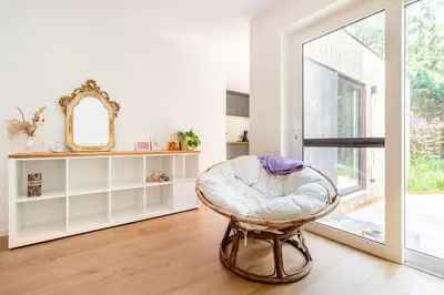 a white room with a chair and a mirror at Luxe-Avontuur in een Romantische Cabin in het Bos in Stekene