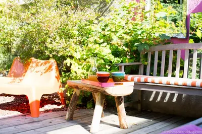 a table with two cups on top of it next to a bench at Guest House Les 3 Tilleuls in Brussels