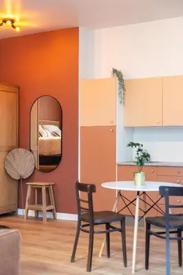 a room with a mirror and a table and chairs at Romantische Studio in Harmoniewijk in Antwerp