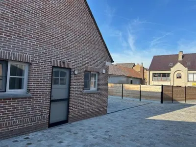 a brick building with a door on the side of it at Duivenboshuisje in Herzele