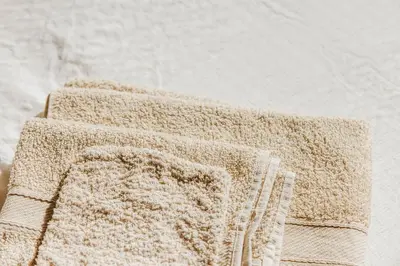 a pile of towels sitting on top of a bed at ScraB&Ble Ecologische gastenkamers in Bornem