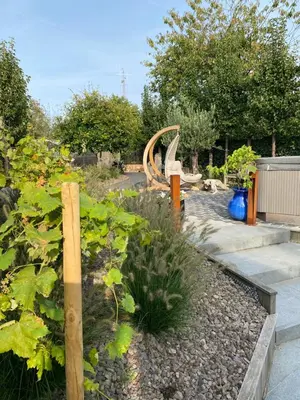 a garden with a wooden fence and some plants at Miranius Rey in Lede