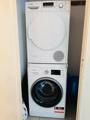 a washing machine and a dryer in a room at Windsor Residence Grimbergen in Grimbergen