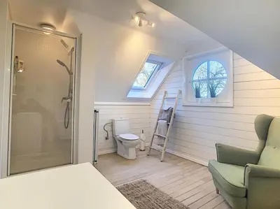 a small bathroom with a toilet and a shower at Cottage en bordure bruxelloise in Wezembeek-Oppem
