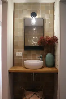 a bathroom with a sink and a mirror at Rustiek vakantiehuis in 't groen in Lier
