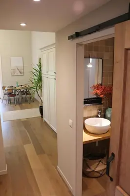 a bathroom with a sink and a mirror and a table at Rustiek vakantiehuis in 't groen in Lier