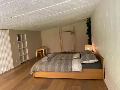 a bedroom with a bed in a room at Rustiek vakantiehuis in 't groen in Lier