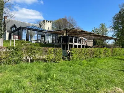 a large house with a roof on top of a yard at Elinoa in Machelen