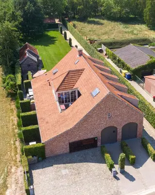 an aerial view of a house with a roof at B&B Fragaria in Hoogstraten