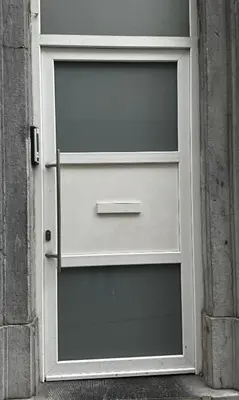 a door to a building with ajar at Appartement au cœur de Bruxelles in Brussels