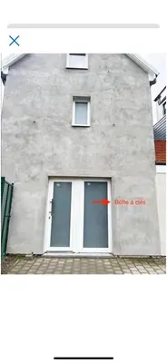 a building with a window with a red arrow on it at Magnifique duplex in Brussels
