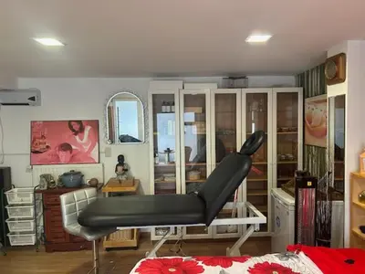 a living room with a black chair and a desk at Love Zen Room Atomium et Palais de l'exposition in Brussels