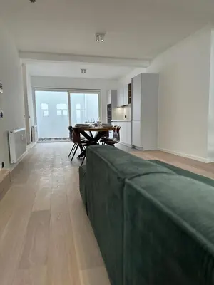a large living room with a table and a kitchen at Märch - Mechelen Goat 6 in Mechelen