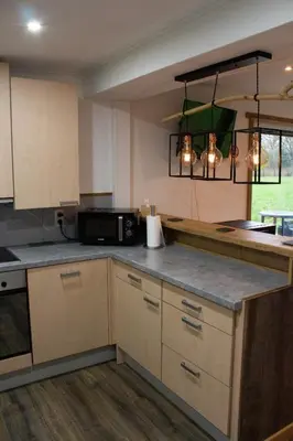 a kitchen with a counter top and a microwave at Vakantiewoning 't Bruggeneindje in Heist-op-den-Berg