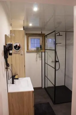 a bathroom with a sink and a shower at Vakantiewoning 't Bruggeneindje in Heist-op-den-Berg