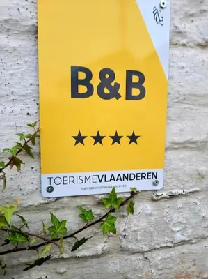 a sign on the side of a building with stars at Ateljee Sohie in Hoeilaart