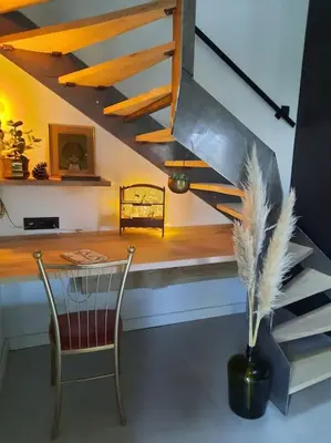 a dining room with a table and a vase with feathers at Ateljee Sohie in Hoeilaart