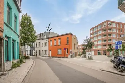 an empty street in a city with buildings at Charmante stadswoning aan Groen Kwartier in Antwerp