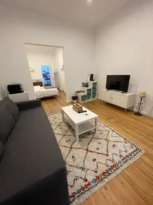 a living room with a couch and a coffee table at studio indépendant sans cuisine - Le coin cosy avec WIFI in Brussels